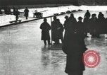 Standbild Eislaufen Rennen draußen auf einem überfluteten Stadion Eisbahn im Winter United States USA, 1900, aus Sekunde 42 historischem Filmmaterial Videoclip 65675063386