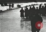 Standbild Eislaufen Rennen draußen auf einem überfluteten Stadion Eisbahn im Winter United States USA, 1900, aus Sekunde 43 historischem Filmmaterial Videoclip 65675063386