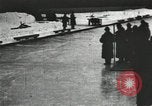 Standbild Eislaufen Rennen draußen auf einem überfluteten Stadion Eisbahn im Winter United States USA, 1900, aus Sekunde 44 historischem Filmmaterial Videoclip 65675063386