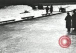Standbild Eislaufen Rennen draußen auf einem überfluteten Stadion Eisbahn im Winter United States USA, 1900, aus Sekunde 45 historischem Filmmaterial Videoclip 65675063386