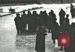 Standbild Eislaufen Rennen draußen auf einem überfluteten Stadion Eisbahn im Winter United States USA, 1900, aus Sekunde 48 historischem Filmmaterial Videoclip 65675063386