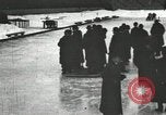 Standbild Eislaufen Rennen draußen auf einem überfluteten Stadion Eisbahn im Winter United States USA, 1900, aus Sekunde 49 historischem Filmmaterial Videoclip 65675063386