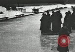 Standbild Eislaufen Rennen draußen auf einem überfluteten Stadion Eisbahn im Winter United States USA, 1900, aus Sekunde 50 historischem Filmmaterial Videoclip 65675063386