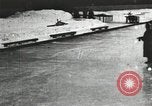 Standbild Eislaufen Rennen draußen auf einem überfluteten Stadion Eisbahn im Winter United States USA, 1900, aus Sekunde 53 historischem Filmmaterial Videoclip 65675063386