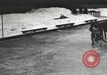 Standbild Eislaufen Rennen draußen auf einem überfluteten Stadion Eisbahn im Winter United States USA, 1900, aus Sekunde 54 historischem Filmmaterial Videoclip 65675063386