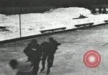 Standbild Eislaufen Rennen draußen auf einem überfluteten Stadion Eisbahn im Winter United States USA, 1900, aus Sekunde 55 historischem Filmmaterial Videoclip 65675063386