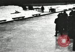 Standbild Eislaufen Rennen draußen auf einem überfluteten Stadion Eisbahn im Winter United States USA, 1900, aus Sekunde 56 historischem Filmmaterial Videoclip 65675063386