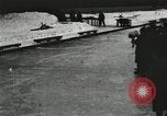 Standbild Eislaufen Rennen draußen auf einem überfluteten Stadion Eisbahn im Winter United States USA, 1900, aus Sekunde 57 historischem Filmmaterial Videoclip 65675063386