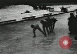 Standbild Eislaufen Rennen draußen auf einem überfluteten Stadion Eisbahn im Winter United States USA, 1900, aus Sekunde 58 historischem Filmmaterial Videoclip 65675063386