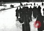 Standbild Eislaufen Rennen draußen auf einem überfluteten Stadion Eisbahn im Winter United States USA, 1900, aus Sekunde 59 historischem Filmmaterial Videoclip 65675063386