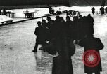 Standbild Eislaufen Rennen draußen auf einem überfluteten Stadion Eisbahn im Winter United States USA, 1900, aus Sekunde 60 historischem Filmmaterial Videoclip 65675063386