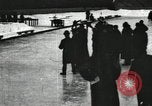 Standbild Eislaufen Rennen draußen auf einem überfluteten Stadion Eisbahn im Winter United States USA, 1900, aus Sekunde 61 historischem Filmmaterial Videoclip 65675063386