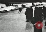 Standbild Eislaufen Rennen draußen auf einem überfluteten Stadion Eisbahn im Winter United States USA, 1900, aus Sekunde 62 historischem Filmmaterial Videoclip 65675063386