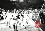 Standbild Amateur Läufer konkurrieren in Rennen in ein Stadion in den Vereinigten Staaten United States USA, 1900, aus Sekunde 15 historischem Filmmaterial Videoclip 65675063387