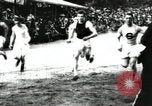 Standbild Amateur Läufer konkurrieren in Rennen in ein Stadion in den Vereinigten Staaten United States USA, 1900, aus Sekunde 17 historischem Filmmaterial Videoclip 65675063387