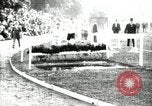 Standbild Amateur Läufer konkurrieren in steeplechase Rennen mit Hindernissen United States USA, 1900, aus Sekunde 13 historischem Filmmaterial Videoclip 65675063388