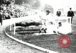Standbild Amateur Läufer konkurrieren in steeplechase Rennen mit Hindernissen United States USA, 1900, aus Sekunde 14 historischem Filmmaterial Videoclip 65675063388