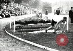 Standbild Amateur Läufer konkurrieren in steeplechase Rennen mit Hindernissen United States USA, 1900, aus Sekunde 15 historischem Filmmaterial Videoclip 65675063388