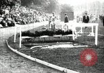 Standbild Amateur Läufer konkurrieren in steeplechase Rennen mit Hindernissen United States USA, 1900, aus Sekunde 16 historischem Filmmaterial Videoclip 65675063388