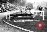 Standbild Amateur Läufer konkurrieren in steeplechase Rennen mit Hindernissen United States USA, 1900, aus Sekunde 17 historischem Filmmaterial Videoclip 65675063388