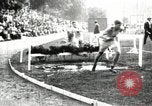 Standbild Amateur Läufer konkurrieren in steeplechase Rennen mit Hindernissen United States USA, 1900, aus Sekunde 18 historischem Filmmaterial Videoclip 65675063388