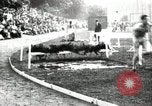 Standbild Amateur Läufer konkurrieren in steeplechase Rennen mit Hindernissen United States USA, 1900, aus Sekunde 19 historischem Filmmaterial Videoclip 65675063388