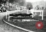 Standbild Amateur Läufer konkurrieren in steeplechase Rennen mit Hindernissen United States USA, 1900, aus Sekunde 21 historischem Filmmaterial Videoclip 65675063388