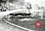 Standbild Amateur Läufer konkurrieren in steeplechase Rennen mit Hindernissen United States USA, 1900, aus Sekunde 22 historischem Filmmaterial Videoclip 65675063388