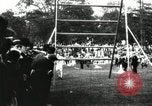 Standbild Amateur Läufer konkurrieren in steeplechase Rennen mit Hindernissen United States USA, 1900, aus Sekunde 23 historischem Filmmaterial Videoclip 65675063388