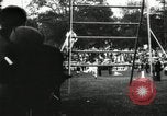 Standbild Amateur Läufer konkurrieren in steeplechase Rennen mit Hindernissen United States USA, 1900, aus Sekunde 25 historischem Filmmaterial Videoclip 65675063388