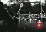 Standbild Amateur Läufer konkurrieren in steeplechase Rennen mit Hindernissen United States USA, 1900, aus Sekunde 26 historischem Filmmaterial Videoclip 65675063388