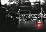Standbild Amateur Läufer konkurrieren in steeplechase Rennen mit Hindernissen United States USA, 1900, aus Sekunde 27 historischem Filmmaterial Videoclip 65675063388