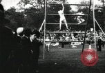 Standbild Amateur Läufer konkurrieren in steeplechase Rennen mit Hindernissen United States USA, 1900, aus Sekunde 29 historischem Filmmaterial Videoclip 65675063388