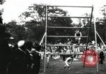 Standbild Amateur Läufer konkurrieren in steeplechase Rennen mit Hindernissen United States USA, 1900, aus Sekunde 30 historischem Filmmaterial Videoclip 65675063388