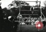 Standbild Amateur Läufer konkurrieren in steeplechase Rennen mit Hindernissen United States USA, 1900, aus Sekunde 31 historischem Filmmaterial Videoclip 65675063388