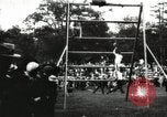 Standbild Amateur Läufer konkurrieren in steeplechase Rennen mit Hindernissen United States USA, 1900, aus Sekunde 34 historischem Filmmaterial Videoclip 65675063388