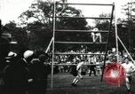 Standbild Amateur Läufer konkurrieren in steeplechase Rennen mit Hindernissen United States USA, 1900, aus Sekunde 36 historischem Filmmaterial Videoclip 65675063388