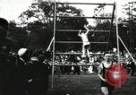 Standbild Amateur Läufer konkurrieren in steeplechase Rennen mit Hindernissen United States USA, 1900, aus Sekunde 38 historischem Filmmaterial Videoclip 65675063388