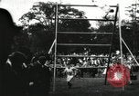 Standbild Amateur Läufer konkurrieren in steeplechase Rennen mit Hindernissen United States USA, 1900, aus Sekunde 39 historischem Filmmaterial Videoclip 65675063388