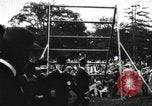 Standbild Amateur Läufer konkurrieren in steeplechase Rennen mit Hindernissen United States USA, 1900, aus Sekunde 43 historischem Filmmaterial Videoclip 65675063388