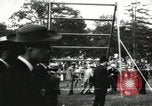 Standbild Amateur Läufer konkurrieren in steeplechase Rennen mit Hindernissen United States USA, 1900, aus Sekunde 44 historischem Filmmaterial Videoclip 65675063388