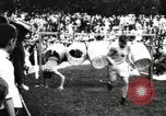 Standbild Amateur Läufer konkurrieren in steeplechase Rennen mit Hindernissen United States USA, 1900, aus Sekunde 53 historischem Filmmaterial Videoclip 65675063388