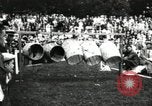 Standbild Amateur Läufer konkurrieren in steeplechase Rennen mit Hindernissen United States USA, 1900, aus Sekunde 58 historischem Filmmaterial Videoclip 65675063388