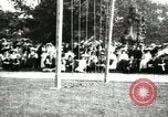 Standbild Amateur Läufer konkurrieren in steeplechase Rennen mit Hindernissen United States USA, 1900, aus Sekunde 59 historischem Filmmaterial Videoclip 65675063388