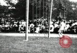 Standbild Amateur Läufer konkurrieren in steeplechase Rennen mit Hindernissen United States USA, 1900, aus Sekunde 60 historischem Filmmaterial Videoclip 65675063388