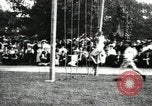 Standbild Amateur Läufer konkurrieren in steeplechase Rennen mit Hindernissen United States USA, 1900, aus Sekunde 61 historischem Filmmaterial Videoclip 65675063388