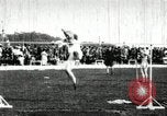 Standbild Athleten die sich in Länge und Höhe springen während US-Feld Ereignis United States USA, 1906, aus Sekunde 14 historischem Filmmaterial Videoclip 65675063390
