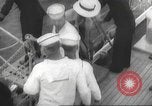 Immagine di I rifugiati sono portati a un americano di nave della marina americana di evacuazione Europa, 1936, secondo 8 filmato di repertorio 65675063410