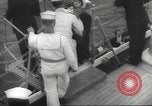 Immagine di I rifugiati sono portati a un americano di nave della marina americana di evacuazione Europa, 1936, secondo 10 filmato di repertorio 65675063410