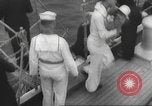 Immagine di I rifugiati sono portati a un americano di nave della marina americana di evacuazione Europa, 1936, secondo 11 filmato di repertorio 65675063410